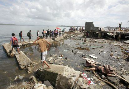 Muchos filipinos después del paso del tifón se disponen a abandonar la isla.