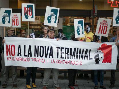 Protesta de entidades vecinales y ecologistas ante el Consejo de Administraci&oacute;n del Puerto de Barcelona.