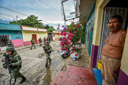 Un hombre mira a alrededor de 500 elementos del Ejército desplegarse en el municipio de Frontera Comalapa, el 27 de septiembre.