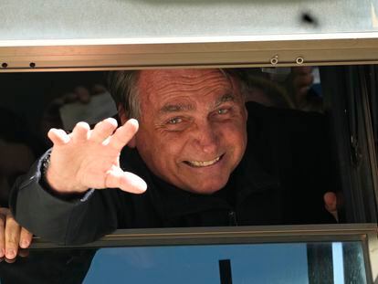 El expresidente de Brasil Jair Bolsonaro saludaba el jueves a sus seguidores en Brasilia.