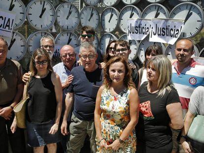 Miembros de la Asociación de Víctimas del Metro de Valencia ante el monumento erigido en memoria de los fallecidos.