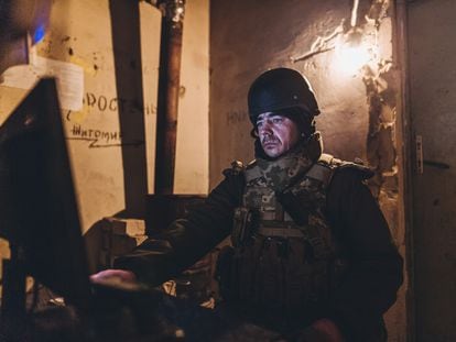 Un soldado ucranio consulta un ordenador a las afueras de Donetsk, el pasado 10 de febrero.