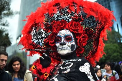 Mujer disfrazada de Catrina en el desfile de Día de Muertos en Ciudad de México