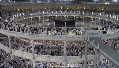 Pelegrins musulmans resen al voltant de la Kaaba a la Gran Mesquita.