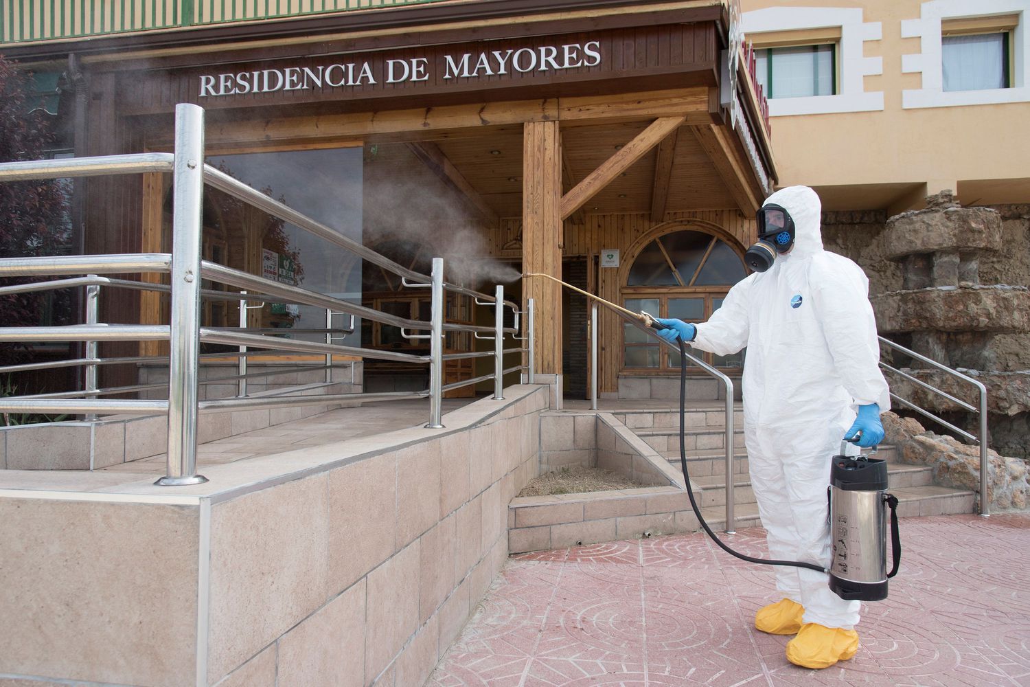 Labores de desinfección en la residencia de mayores la Abubilla, este domingo en Yéqueda (Huesca).