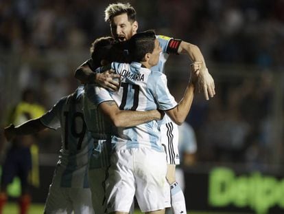Messi celebra un gol a Colombia con Di Mar&iacute;a y Pratto. 