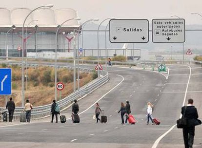 Algunos taxistas que siguen trabajando no pueden acercarse a la terminal ante el miedo a ser agredidos y dejan a los pasajeros a la salida de la autovía.