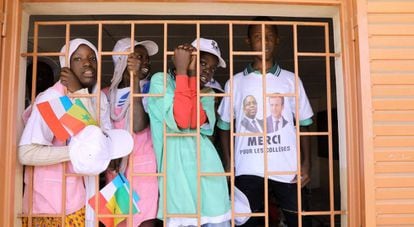 Un grupo de escolares saluda a los presidentes de Francia y de Senegal, Emmanuel Macron y Macky Sall, durante la inauguración de la Escuela Secundaria Bel-Air en Dakar el pasado 2 de febrero. Ambos lideran la recién finalizada conferencia internacional sobre Educación, celebrada en la capital senegalesa.