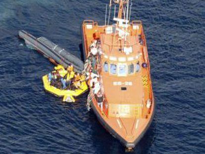 Imagen del rescate de la embarcaci&oacute;n que naufrag&oacute; el jueves cerca de Alhucemas (Marruecos). 