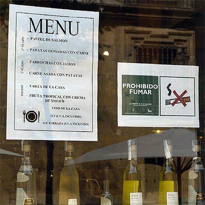 Un local del centro de Oviedo cumple la ley del tabaco que ha entrado hoy en vigor.