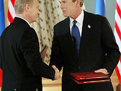 El presidente Bush y su homólogo Putin se dan la mano tras firmar el Tratado de Moscú.