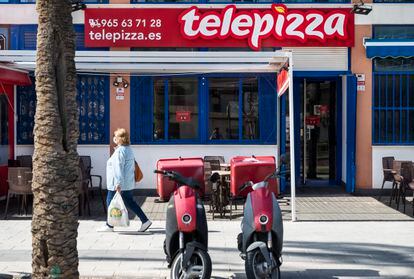 Un petón frente a un establecimiento de Telepizza.