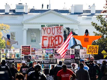Un cartel que dice “estás despedido” destaca entre los que se concentran delante de la Casa Blanca el pasado 6 de noviembre.