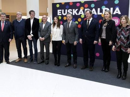 El lehendakari, i&ntilde;igo Urkullu, en el centro, ayer en Vitoria durante el D&iacute;a del Euskera.