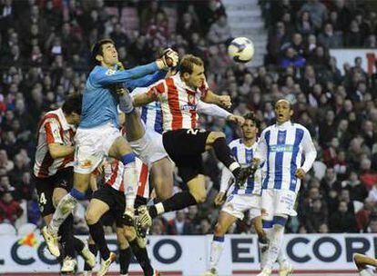 Riesgo despeja el balón que intenta cabecear Ion Vélez.