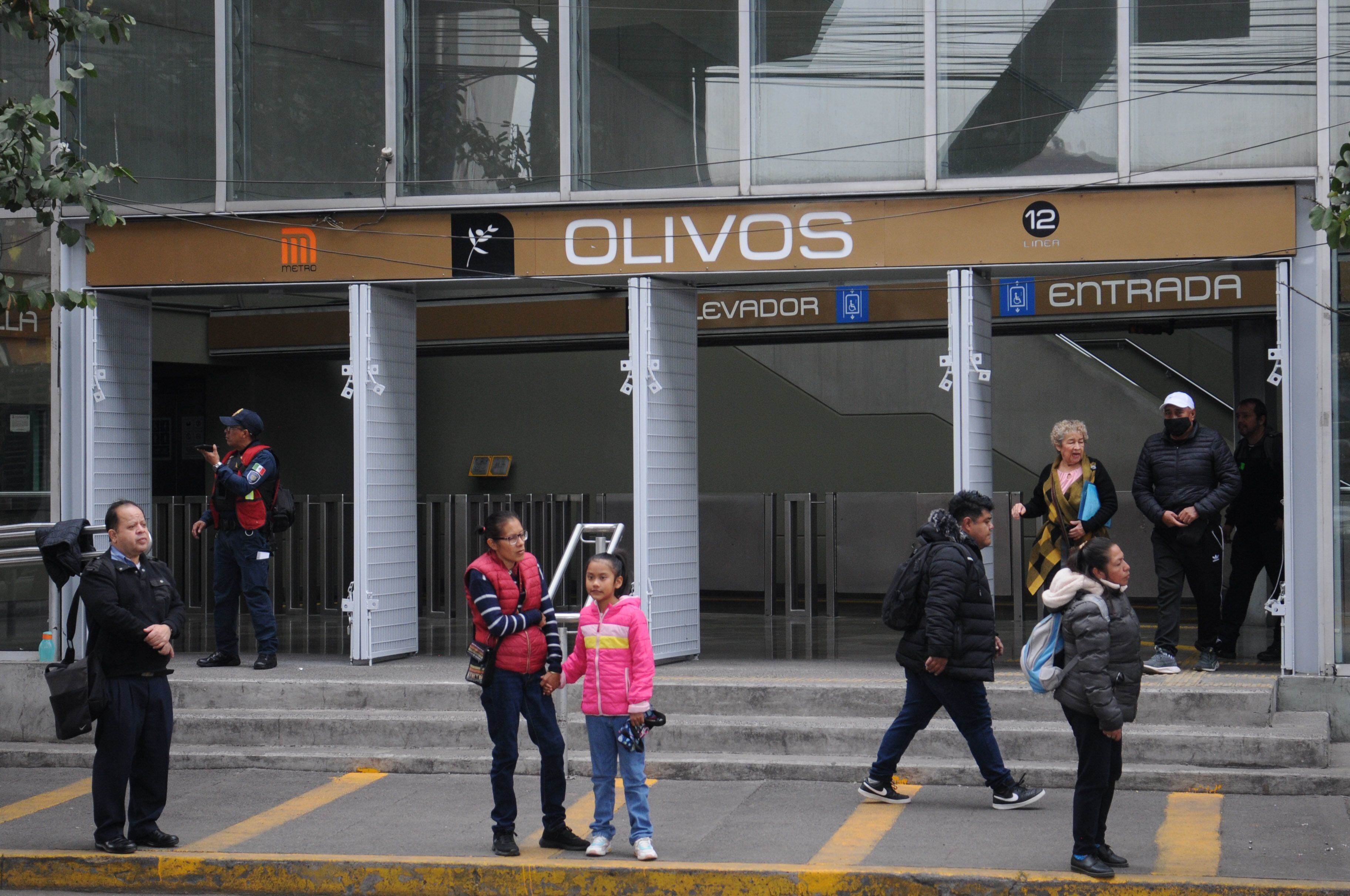Personas esperan afuera de la estación Olivos, este martes. Entre Olivos y la estación Tezonco se produjo el colapso de mayo de 2021.