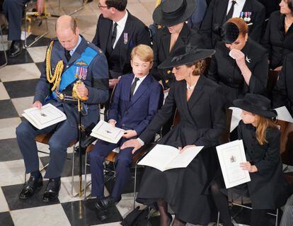 El príncipe Guillermo de Gales junto a su mujer, Kate Middleton, y sus dos hijos mayores, Jorge y Carlota, en el funeral de Isabel II.