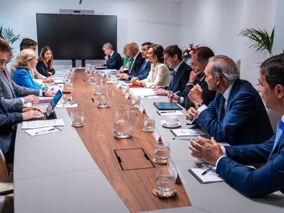 La vicepresidenta primera del Gobierno en funciones, Nadia Calviño (a la izquierda, en el centro), durante la reunión con los principales presidentes y consejeros delegados de la banca española, este lunes.