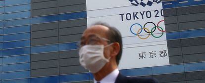 Un hombre protegido con una mascarilla, en una calle de Tokio (Japón).