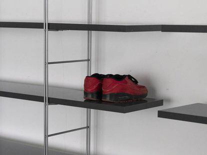 Imagen de archivo de unos zapatos en una estantería.