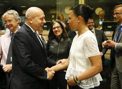 El ministro Wert (izquierda), saluda hoy a su homóloga sueca, Alice Bah Kuhnke, al inicio del Consejo Europeo de Ministros de Cultura.