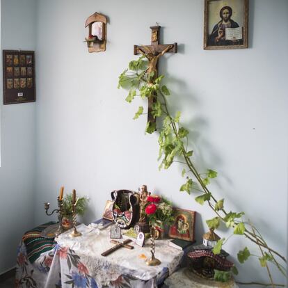 Pequeño santuario en la habitación de uno de los ancianos que vive en el asilo de Kutovo.