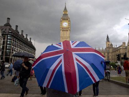 Un paraguas con la bandera brit&aacute;nica frente al Big Ben. 