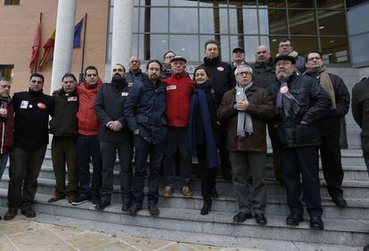 Los ocho sindicalistas de Airbus, arropados por políticos y líderes sindicales el día que comenzó el 9 de febrero de este año, cuando comenzó juicio en Getafe