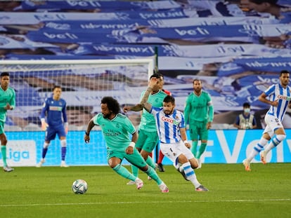 Marcelo regatea a Portu durante el duelo entre la Real Sociedad y el Madrid.
