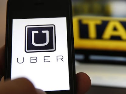 Un usuario utiliza la aplicaci&oacute;n Uber, un servicio que compite con los taxis tradicionales.