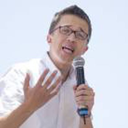La formación política Unidos Podemos, encabezada por Iñigo Errejón, durante el mitin ofrecido hoy en la Plaza de la Encarnación de Sevilla.