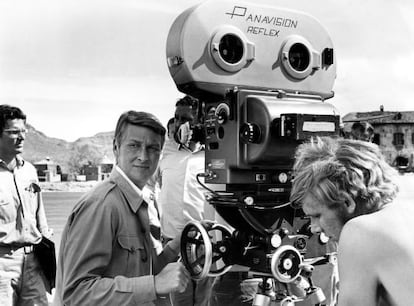 El director Mike Nichols, en el rodaje de &#039;Trampa 22&#039;, en 1970.