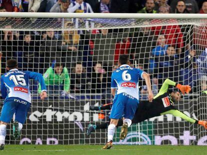 Diego López, en el momento de parar el penalti a Messi.