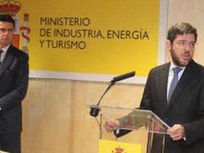 Alberto Nadal (dcha), secretario de estado de la Energ&iacute;a