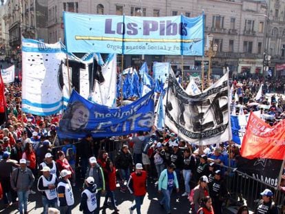 Marcha de movimientos sociales frente al Congreso durante el debate de la ley de emergencia alimentaria. En vídeo, declaraciones de activistas.