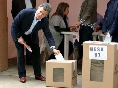 Juan Manuel Santos deposita su voto, el domingo en Bogot&aacute;.