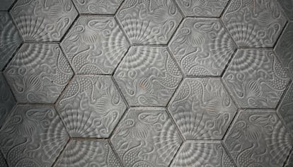 Rajoles hexagonals de Gaudí en forma de bresca per al passeig de Gràcia.