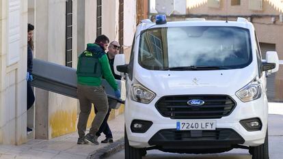 Traslado del cuerpo de la mujer asesinada al vehículo funerario en Aldea del Rey (Ciudad Real), este viernes.
