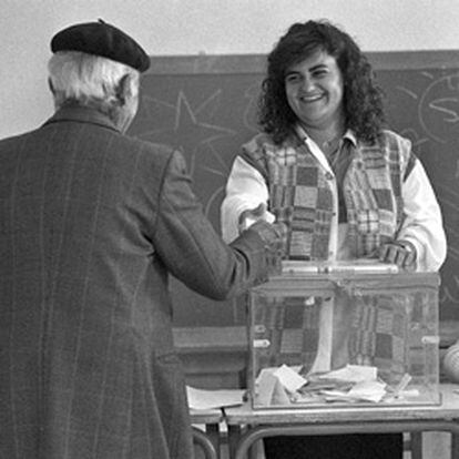 Un vecino deposita su voto en la urna de Valdepiélagos en los comicios de abril de 1995.