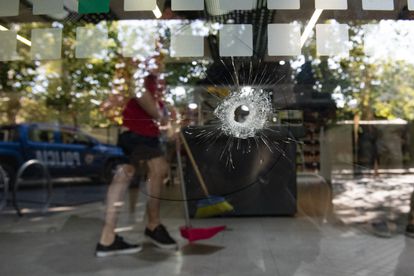 Orificio de bala en el frente del supermercado de la familia Roccuzzo en Rosario, el de marzo de 2023.