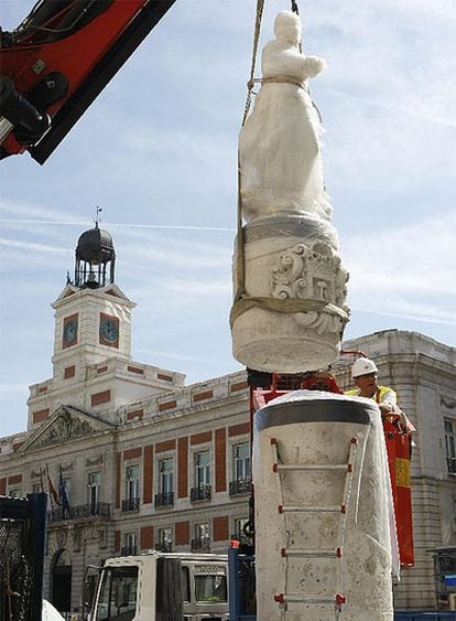 Colocación de la estatua de la Mariblanca, en la esquina de Sol con la calle Arenal.