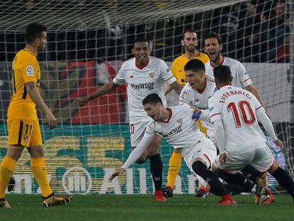 El equipo andaluz, revitalizado por Montella, accede a las semifinales de la Copa tras superar al equipo de Simeone, que acusó una preocupante falta de eficacia
