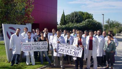 Trabajadores de un instituto tecnol&oacute;gico de Paterna, ayer, en la protesta para que el Consell pague la deuda.
