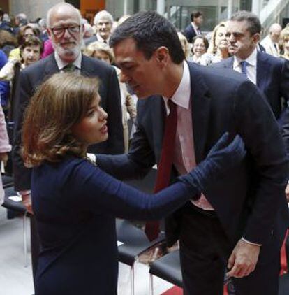 Pedro Sánchez saluda la vicepresidenta espanyola, Soraya Sáenz de Santamaría,