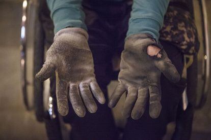 Las manos de Israel García, de 22 años, están negras por la suciedad de las ruedas de su silla. Para agarrarse mejor, usa unos guantes ajados por el uso. Este joven debe recorrer más de tres horas diarias para ir desde donde vive, La Paz (Estado de México), a la Fundación Humanista de Ayuda a los Discapacitados, en la Ciudad de México, donde se prepara el bachiller y hace un curso de capacitación laboral. Un trayecto que, si pudiera caminar, haría en la mitad de tiempo.