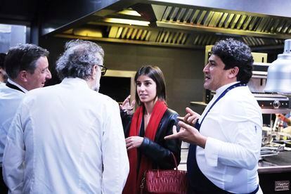 Marina Roca con su padre Joan Roca y los cocineros Massimo Bottura y Mauro Colagreco en El Celler de Can Roca.