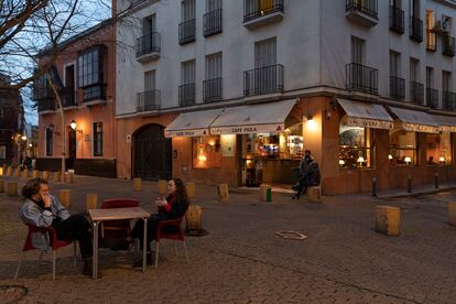 La terraza de un bar de Sevilla, la semana pasada tras la ampliación del horario de cierre.