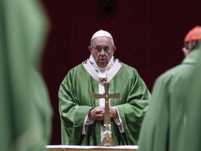El Papa pronuncia un tibio discurso de clausura de la cumbre contra los abusos donde evita concretar medidas y decepciona a las víctimas