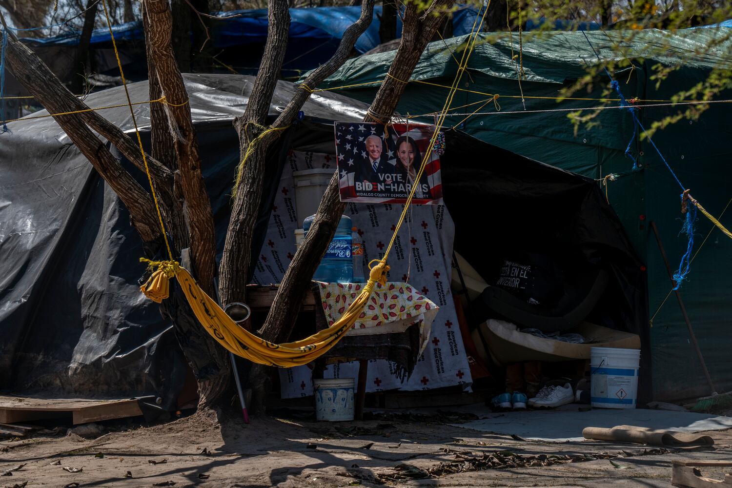 Un letrero en apoyo a Joe Biden y Kamala Harris cuelga de una de las pequeñas carpas en el interior del campamento.