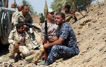 Soldados iraqu&iacute;es mantienen su posici&oacute;n durante un enfrentamiento con milicianos del Estado Isl&aacute;mico, a 75 kil&oacute;metros de Bagdad.